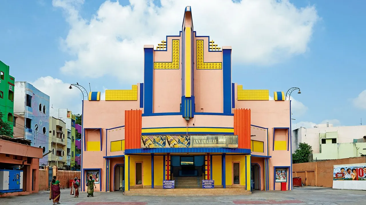 le Cinéma Nautilus au centre de la ville d'Arbanville